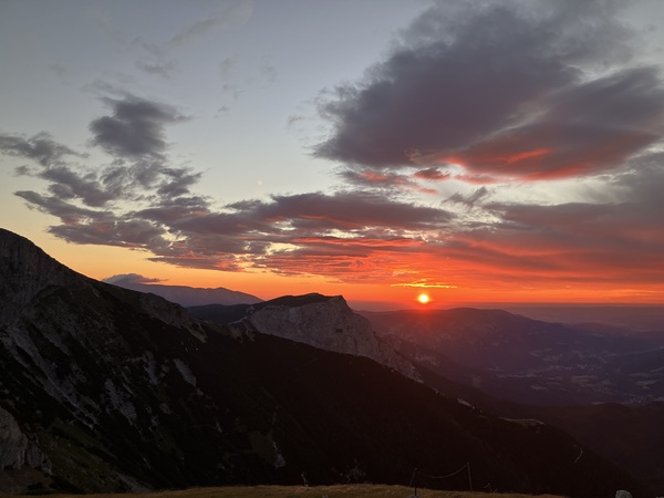Sonnenaufgang auf der Rax / Angelika Neuner Sonnenaufgang überm Neusiedlersee im Lager des Karl-Ludwig-Hauses, Rax.