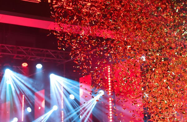 Bühne mit Konfetti